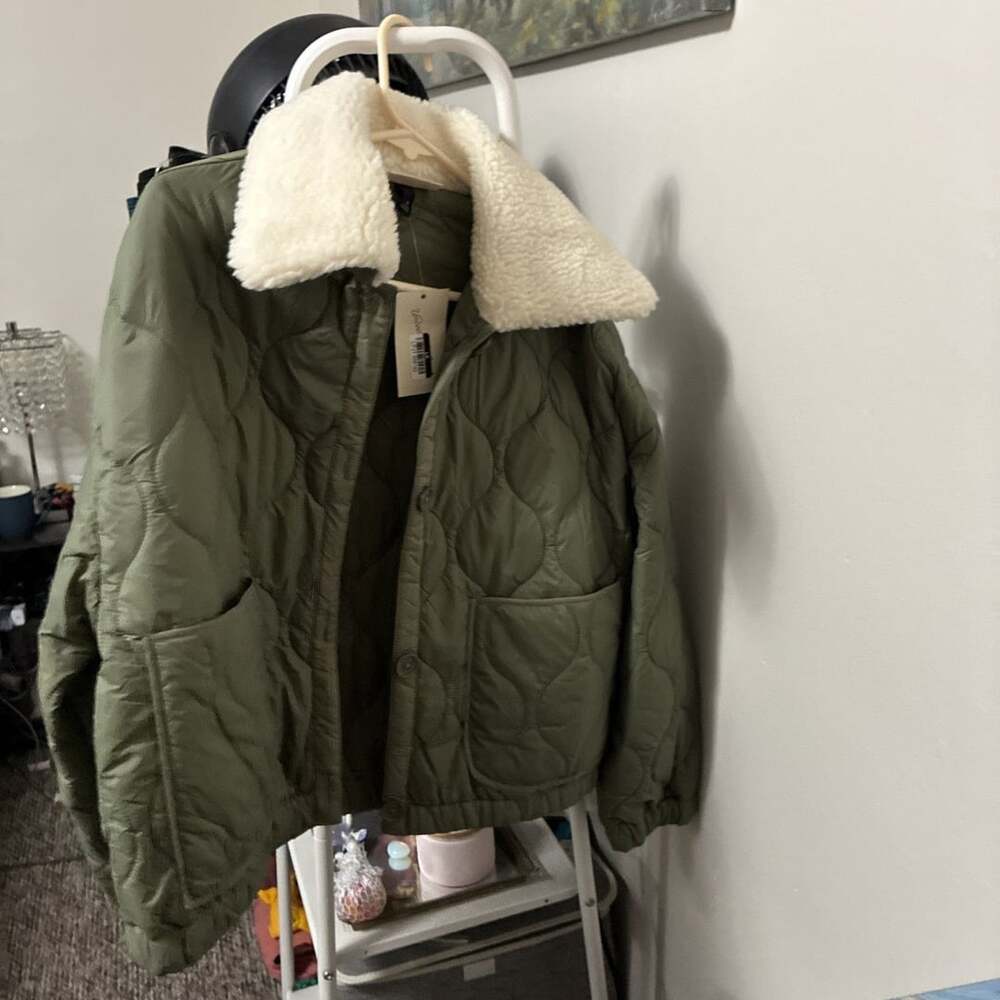 NWT Women’s Quilted Fur Collar Green Jacket M Universal Thread